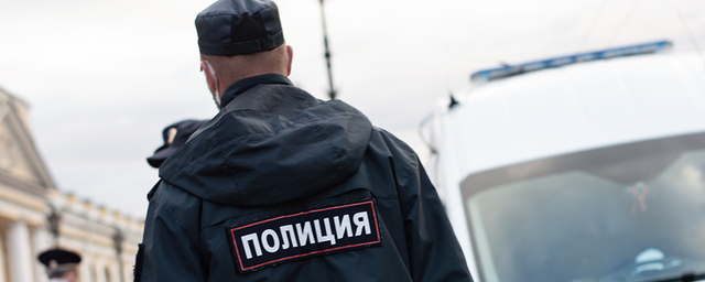 В Петербурге пенсионерка ударила полицейского из-за маски